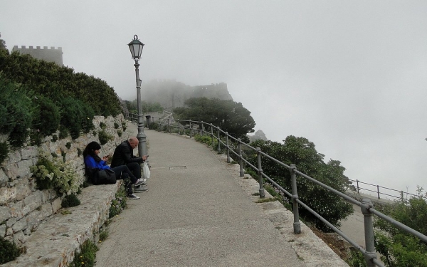 Zdjęcie z Włoch - Erice - ścieżka widokowa wzdłuż murów miasta.