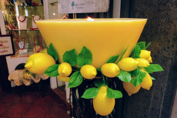 Zdjęcie z Włoch - bardzo aromatyczne świece cytrynowe po 40 - 60 Euro za sztuke :))