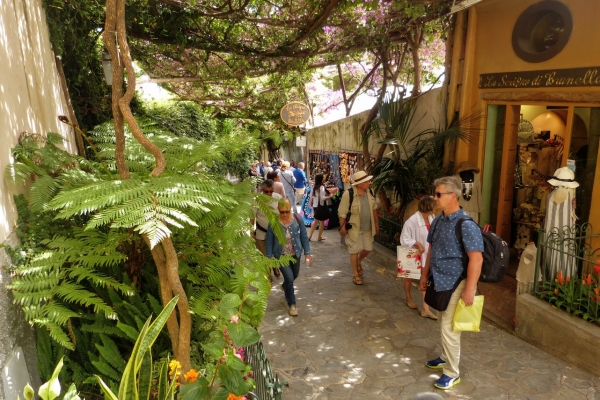 Zdjęcie z Włoch - małżowinek dzierży torebkę z ceramicznymi numerkami:))