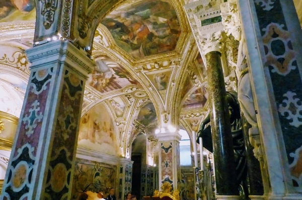 Zdjęcie z Włoch - wspaniała krypta mieści cenne relikwie Patrona
