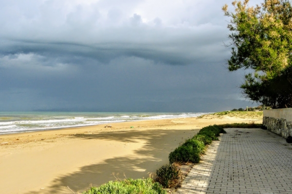 Zdjęcie z Włoch - plusem mieszkania na zadupiu, są zupełnie puste, naturalne plaże...