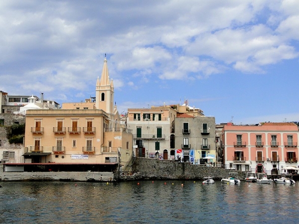 Zdjęcie z Włoch - Lipari - stolica wyspy Lipari.