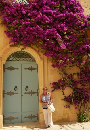 Zdjęcie z Malty - stara willa i piękna bugenwilla