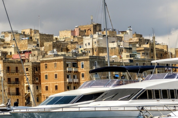 Zdjęcie z Malty - z perspektywy knajpy w Vittoriosa