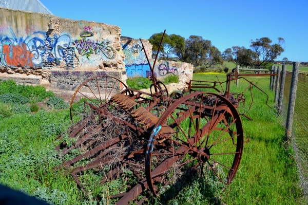 Zdjęcie z Australii - Stare maszyny rolnicze w ruinach Pingle Farm