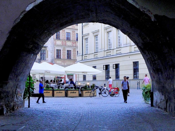 Zdjęcie z Polski - Widok na Rynek przez Bramę Rybną.