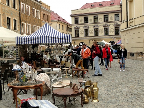 Zdjęcie z Polski - Targ staroci na lubelskim Starym Mieście.