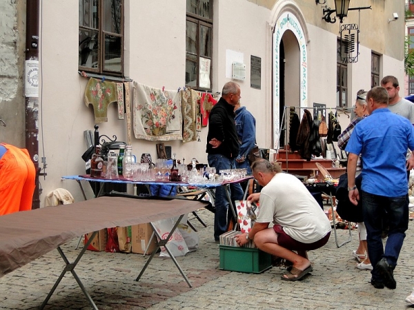 Zdjęcie z Polski - Targ staroci na lubelskim Starym Mieście.