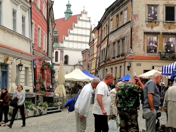 Zdjęcie z Polski - Targ staroci na lubelskim Starym Mieście.