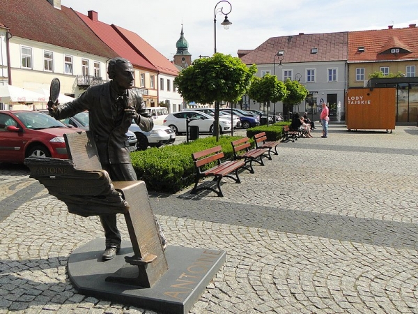 Zdjęcie z Polski - Pomnik Antoniego Cierplikowskiego na sieradzkim Rynku.