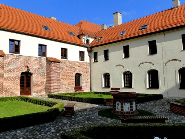 Zdjęcie z Polski - Wirydarz sieradzkiego klasztoru.