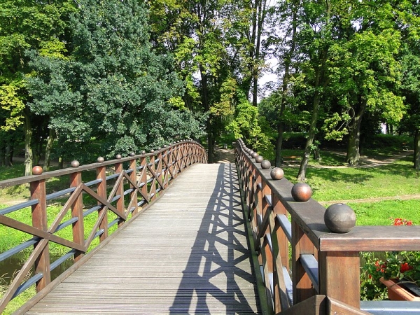 Zdjęcie z Polski - Park na zrewitalizowanym Wzgórzu Zamkowym w Sieradzu.