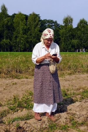 Zdjęcie z Polski - scenka jak z "Chłopów" Reymonta, tyle że współczesna wieśniaczka ze smartfonem:):))