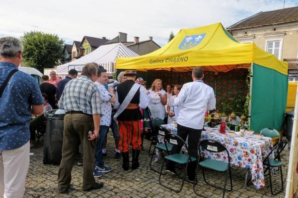 Zdjęcie z Polski - kramy pełne wszelakiego jadła i innych kogucików na druciku :)