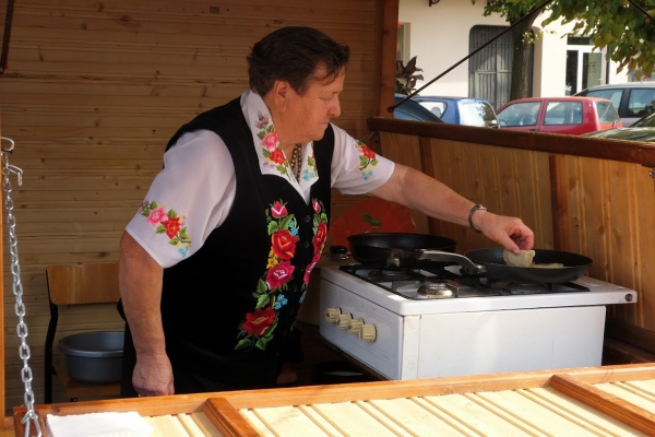 Zdjęcie z Polski - łowiczanka , która 2 lata temu ( w BC) gotowała rwoki, tym razem rządziła pierogami :)