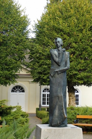Zdjęcie z Polski - nieco "wychudzony" pomnik kompozytora przed Teatrem Zdrojowym