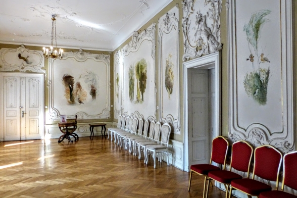 Zdjęcie z Polski - Sala pod Pawiem, to rokokowa komnata, w której dominują kolory biały, delikatna zieleń i złoty