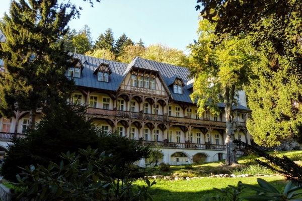 Zdjęcie z Polski - Sanatorium "Gigant" - piękny, choć mocno podupadły największy budynek w Międzygórzu