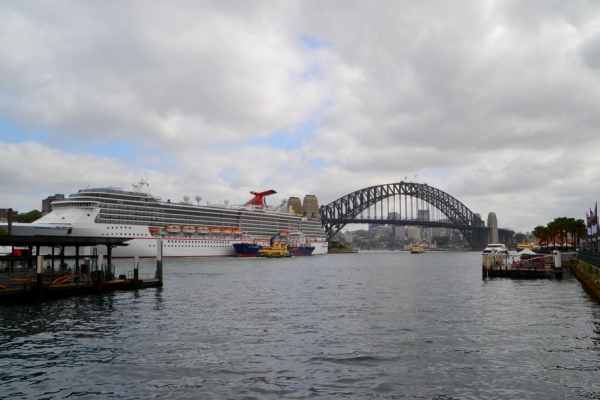 Zdjęcie z Australii - Nasz statek Carnival Legend a za nim slynny most Harbour Bridge