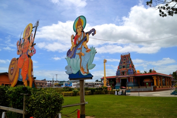 Zdjęcie z Wysp Morza Koralowego - Sri Siva Subramaniya - wyglada troche jak lunapark