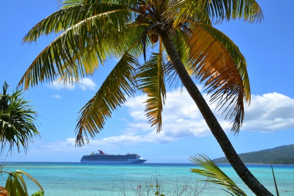 Zdjęcie z Vanuatu - Nasz statek Carnival Legend widziany z Mystery Island