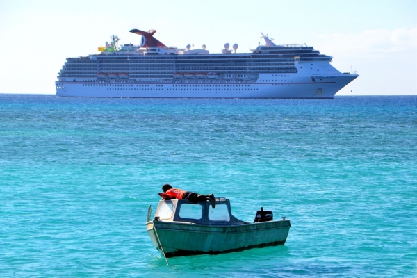 Zdjęcie z Vanuatu - Nasz statek Carnival Legend widziany z Mystery Island