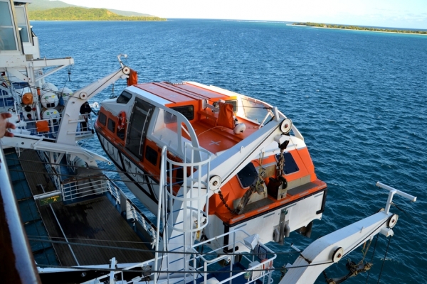 Zdjęcie z Vanuatu - Wciaganie tendera na polkad statku