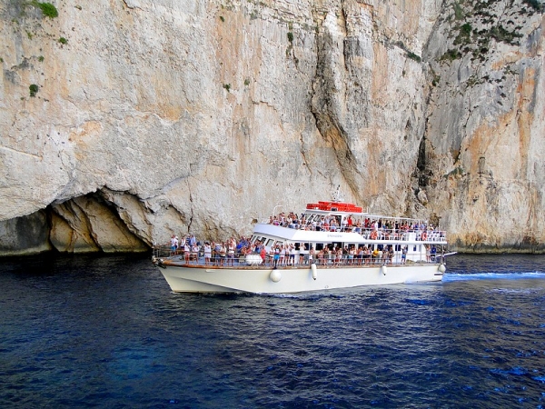 Zdjęcie z Grecji - Dopływamy do błękitnych jaskiń.