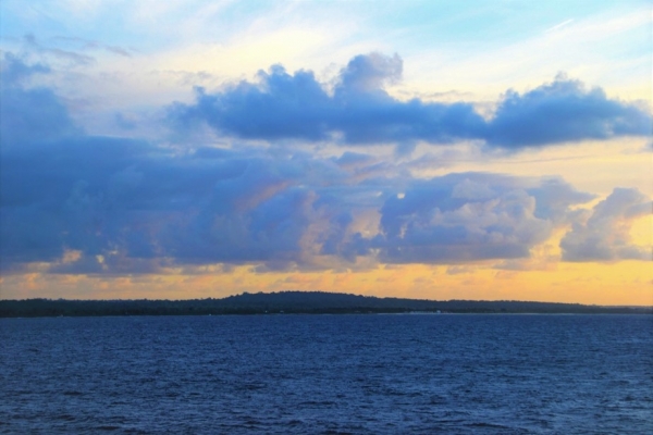 Zdjęcie z Vanuatu - Swit na wodach Vanuatu - doplywamy do Vila