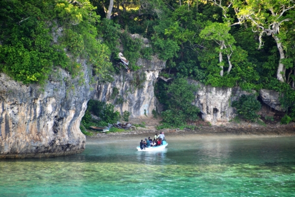 Zdjęcie z Vanuatu - Wplywamy pomiedzy skaliste wysepki