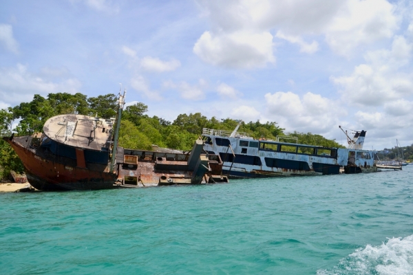 Zdjęcie z Vanuatu - Wraki statkow u wybrzezy wyspy Iririki Island