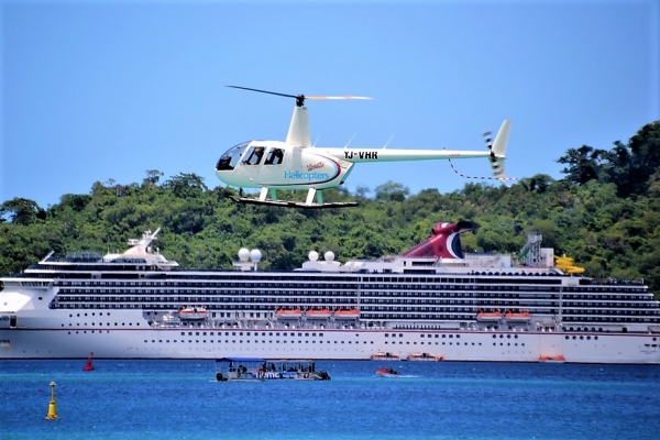 Zdjęcie z Vanuatu - Helikopter z naszym statkiem w tle :)