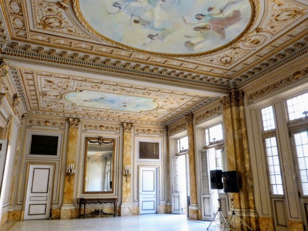Zdjęcie z Kuby - bogato zdobiona Złota Sala w stylu Ludwika XVI