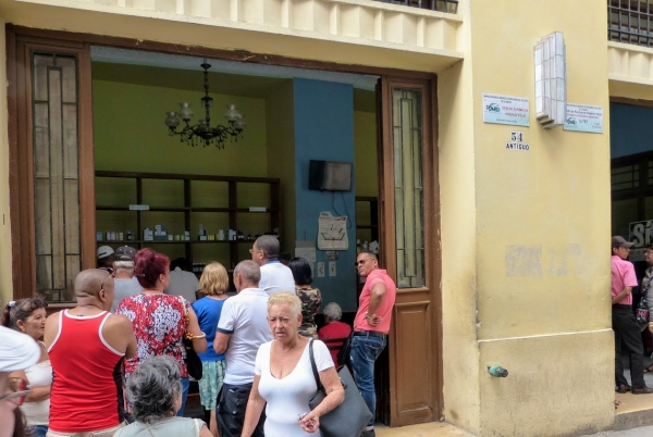 Zdjęcie z Kuby - po drugiej stronie ulicy Apteka państwowa i kolejka