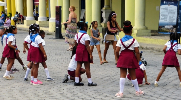 Zdjęcie z Kuby - dzieciaczki z podstawówki w buraczkowych mundurkach