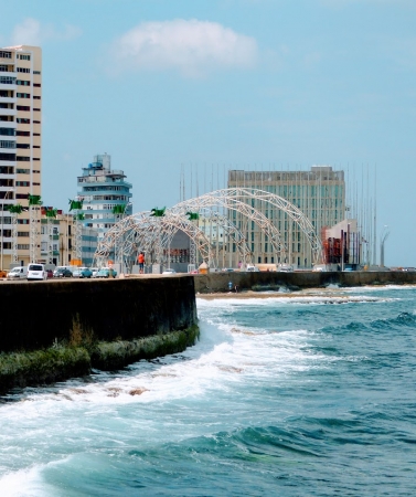 Zdjęcie z Kuby - ambasada USA widoczna z El Malecon; 