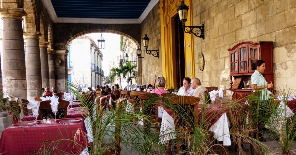 Zdjęcie z Kuby - pod arkadami na Plaza de la Catedral