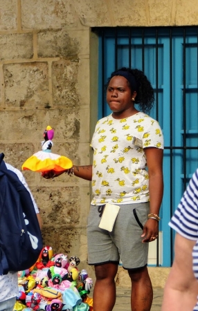 Zdjęcie z Kuby - kubańska dziewczyna sprzedawała lokalne laleczki.... LuLu