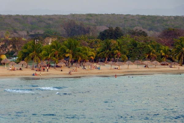 Zdjęcie z Kuby - jest już wieczór, ale na plaży jeszcze ruch