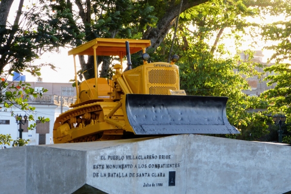 Zdjęcie z Kuby - replika buldożera, którym Che rozwalił tory