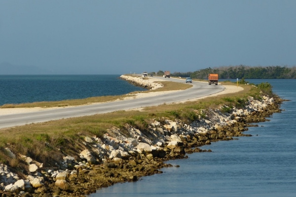 Zdjęcie z Kuby - grobla na wyspę Cayo Santa Maria - 49 km długości