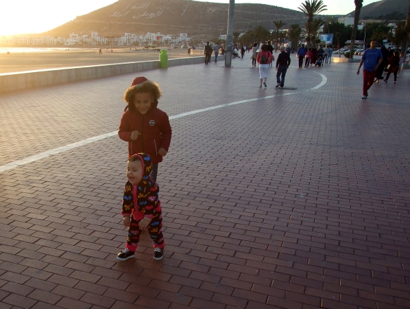 Zdjęcie z Maroka - radość na promenadzie