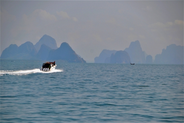 Zdjęcie z Tajlandii - W oddali skaliste wysepki zatoki Phang-nga