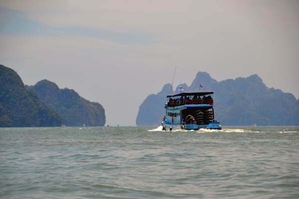 Zdjęcie z Tajlandii - Kolejny statek z kajakami