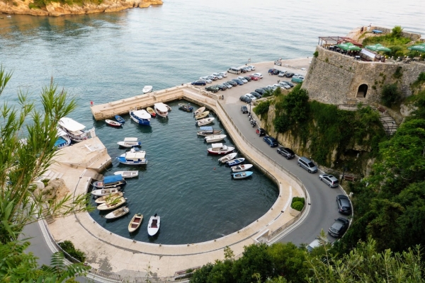 Zdjęcie z Czarnogóry - widoczek z góry na maleńką marinę przy zatoce Mala Plaża