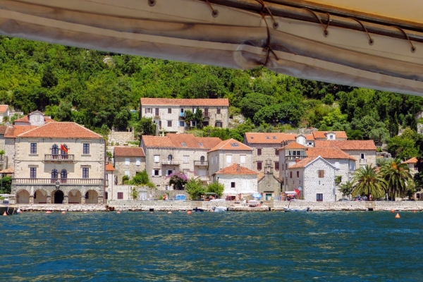 Zdjęcie z Czarnogóry - wyzoomowany Perast z pokładu stateczku
