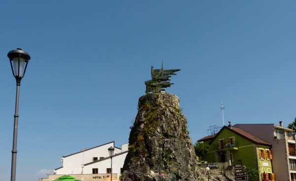 Zdjęcie z Czarnogóry - pomnik Partyzantów i czynu zbrojnego w Virpzar