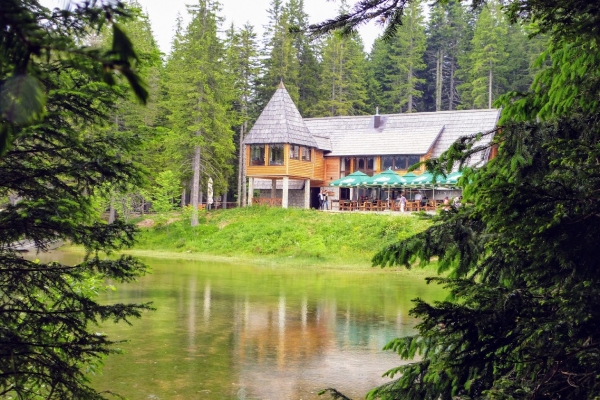 Zdjęcie z Czarnogóry - schronisko nad jeziorem 