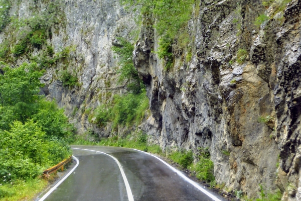 Zdjęcie z Czarnogóry - jedziemy dalej; w tej części PN Durmitor - trasa naszpikowana jest takimi tunelkami