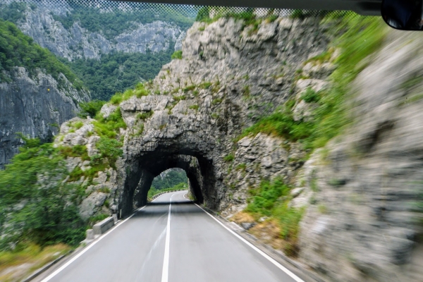 Zdjęcie z Czarnogóry - tunel za tunelem